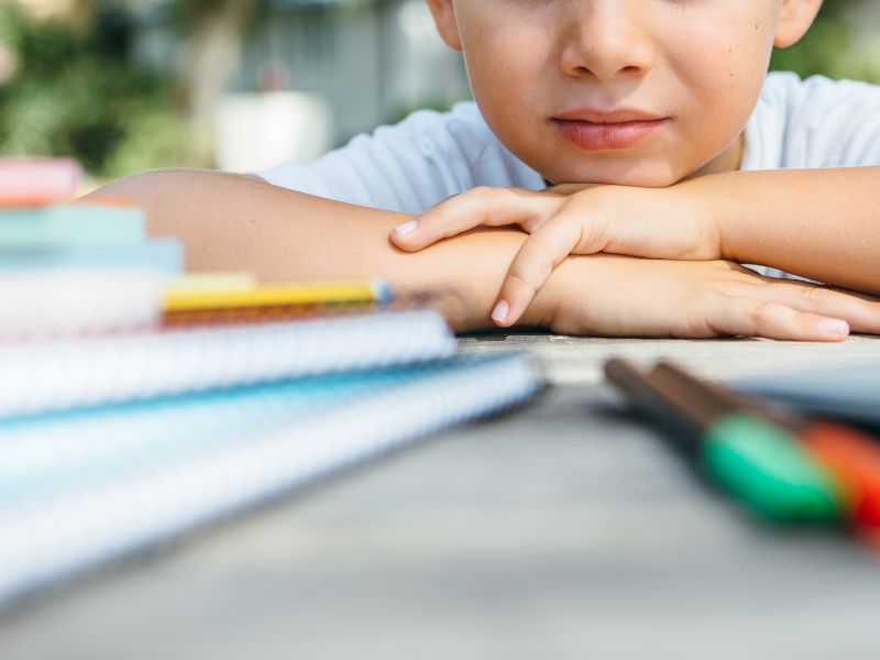 ensinar as crianças a cuidarem de seus materiais escolares