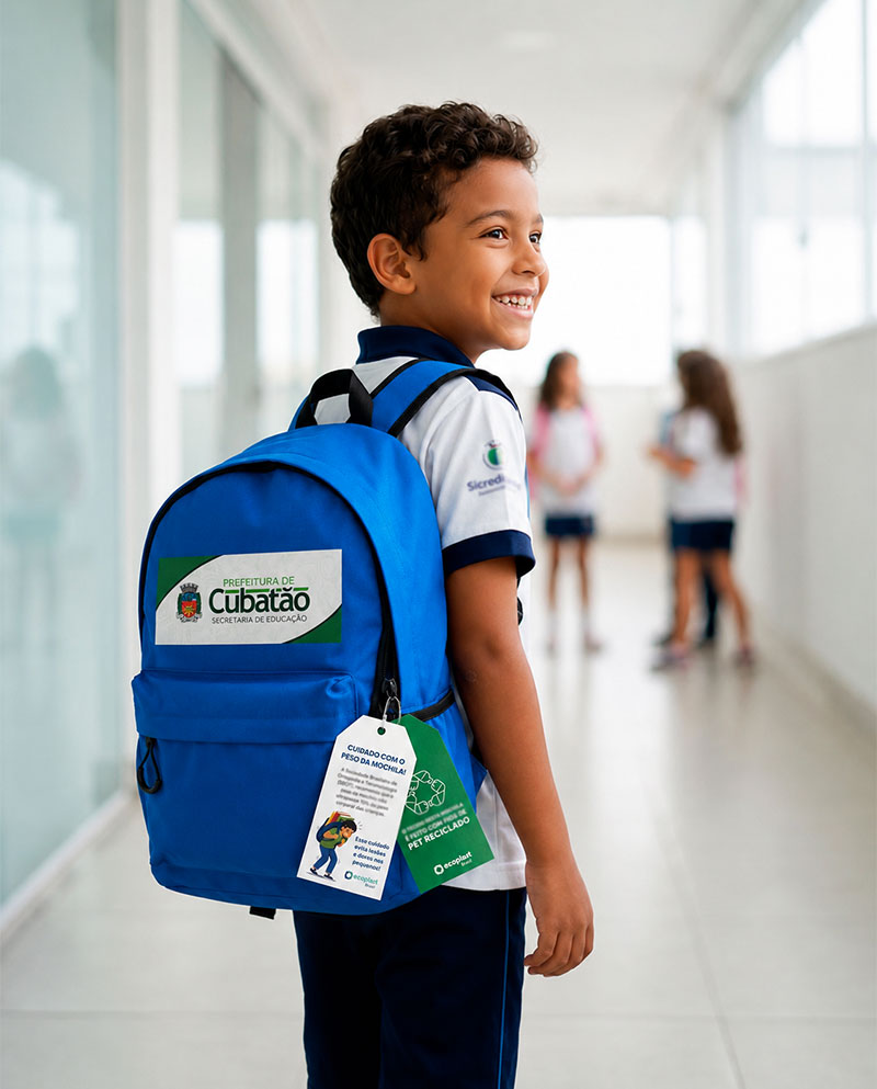 Criança com mochila ecológica Ecoplast Brasil